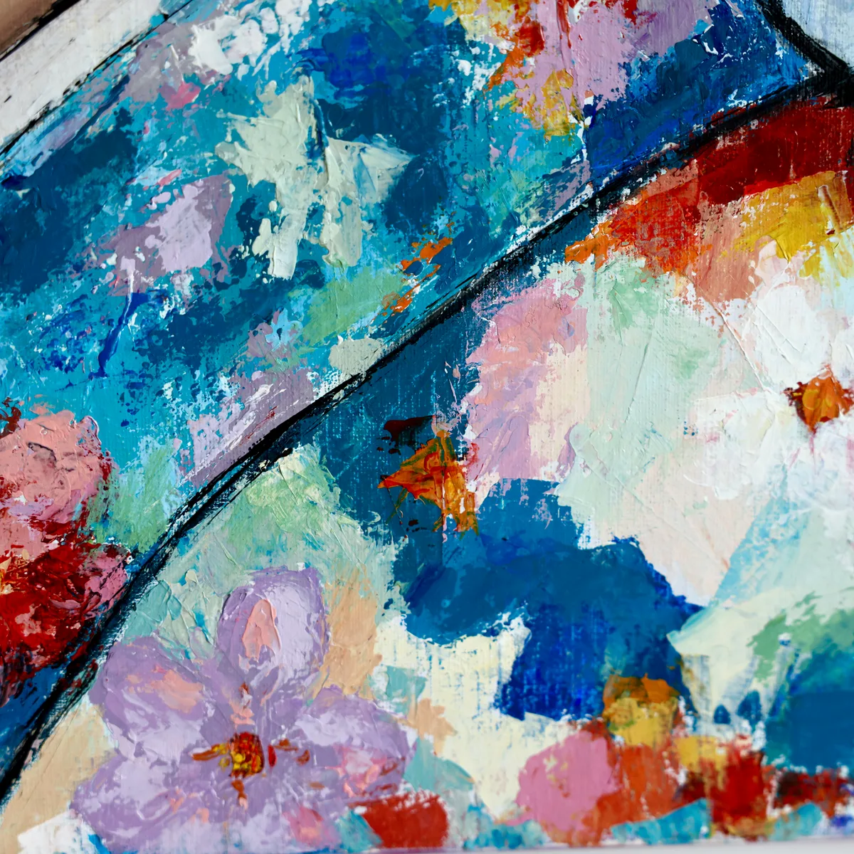 Main de l’artiste en train de peindre